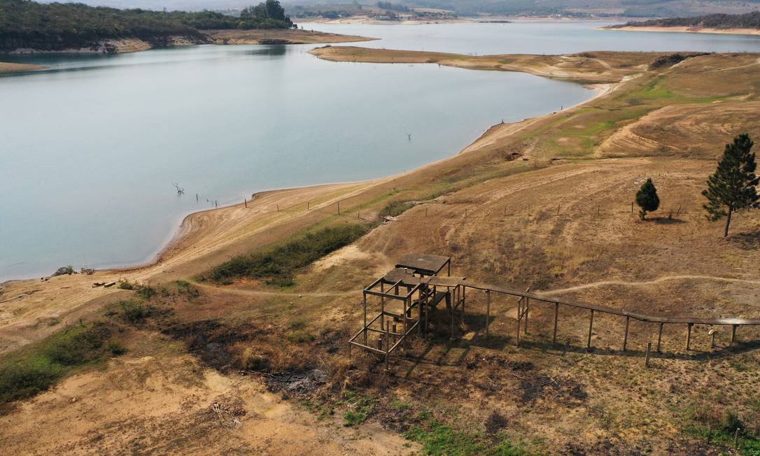 Lago da hidrelétrica de Furnas, em Minas Gerais, que opera com menos de 17% da capacidade Foto: Joel Silva / Agência O Globo