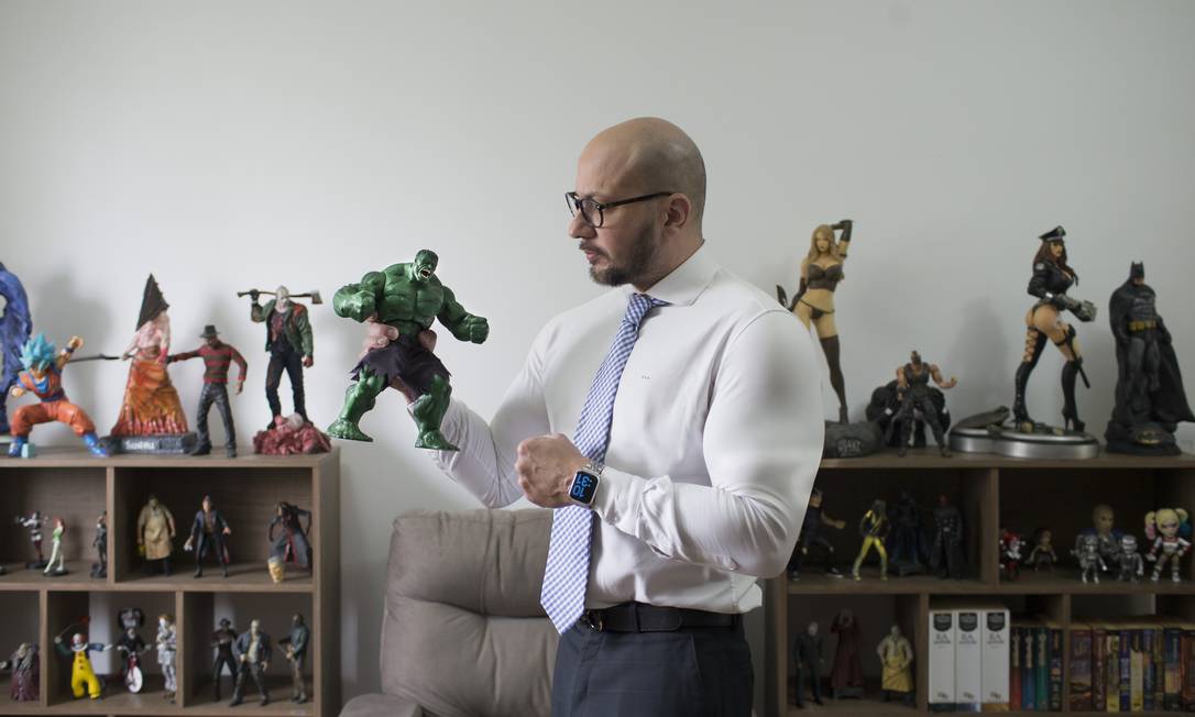  O juiz Ralpho Barros Monteiro, 43 anos, da 2ª Vara de Falências e Recuperações Judiciais, é colecionador de bonecos de Super-heróis Foto: Edilson Dantas / Agência O Globo
