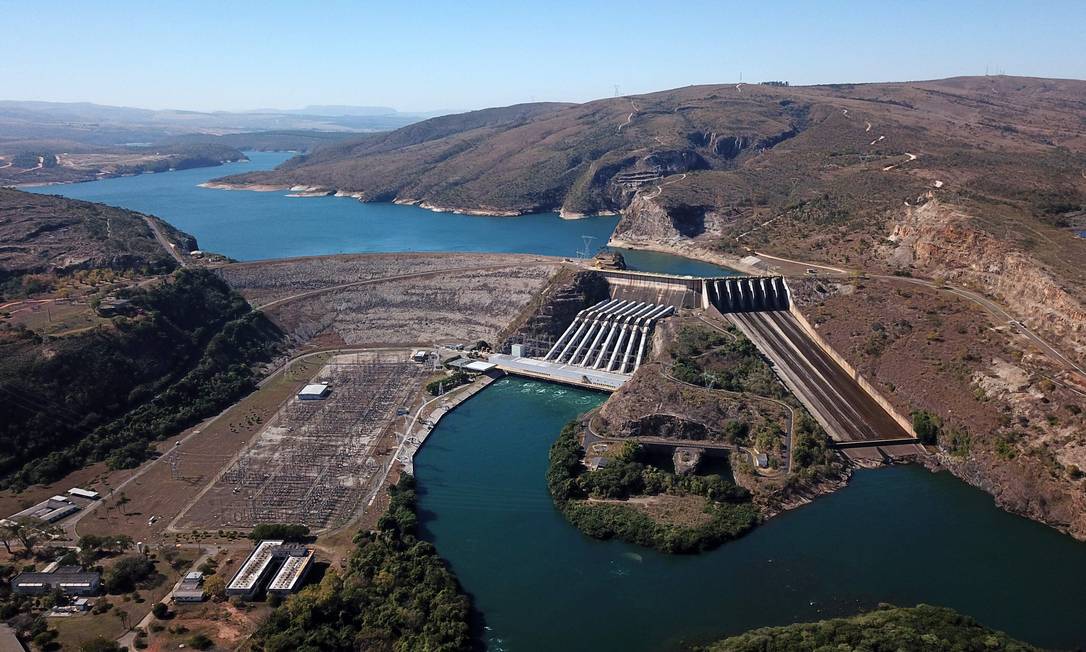 Vista aérea do lago e da usina de Furnas, considerado fundamental para o setor elétrico, que opera com menos de 20% da capacidade Foto: Dougas Magno / AFP