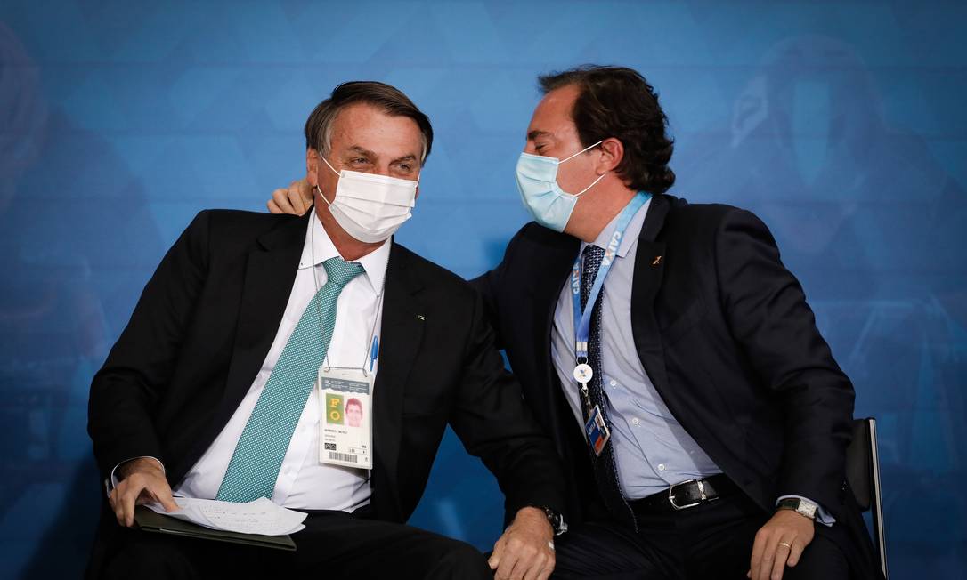 O presidente da Caixa, Pedro Guimarães, ao lado do presidente Jair Bolsonaro Foto: Pablo Jacob / Agência O Globo