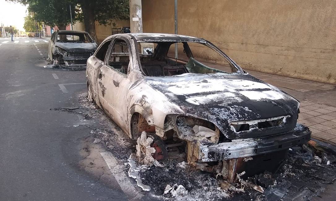 Carros queimados durante assaltos a bancos em Araçatuba, uma cidade a cerca de 520 km de São Paulo, Brasil, em 30 de agosto de 2021. Foto: Lazaro Jr. / Hojemais Aracatuba / AFP