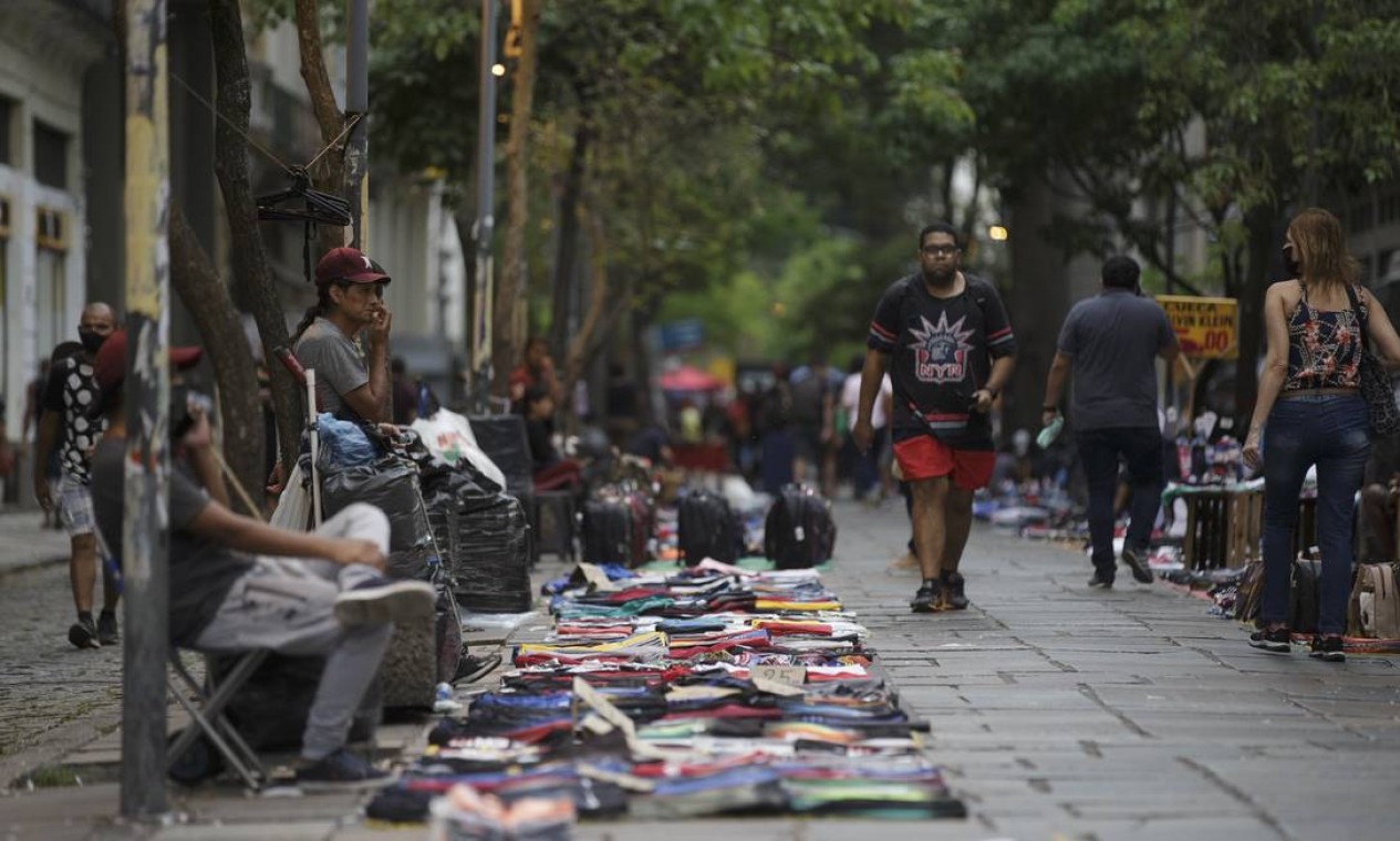 No Rio, pobreza cresce e número de camelôs aumenta nas ruas Foto: Alexandre Cassiano / Agência O Globo