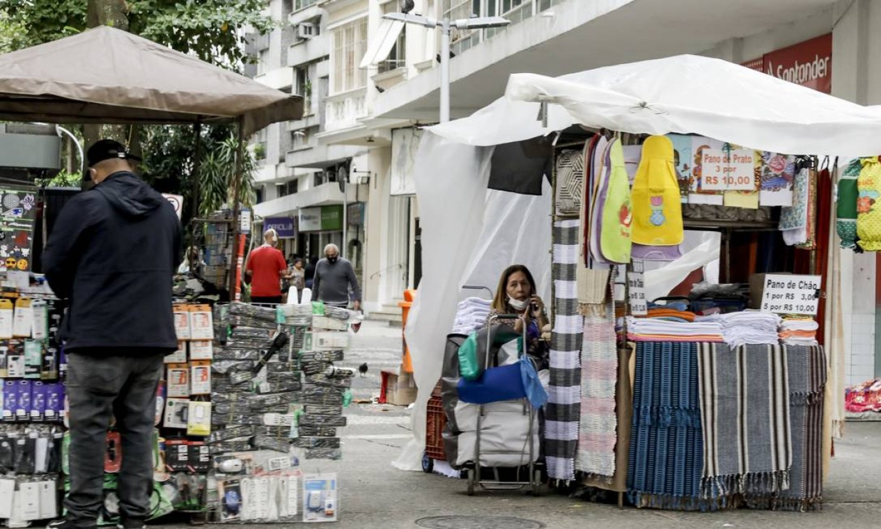 Na Avenida Nossa Senhora de Copacabana, cresce número de ambulantes Foto: Gabriel de Paiva / Agência O Globo