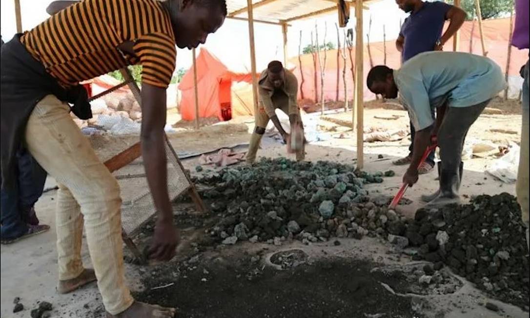 Homens trabalham na mineração de urânio no Congo Foto: SAMIR TOUNSI / AFP