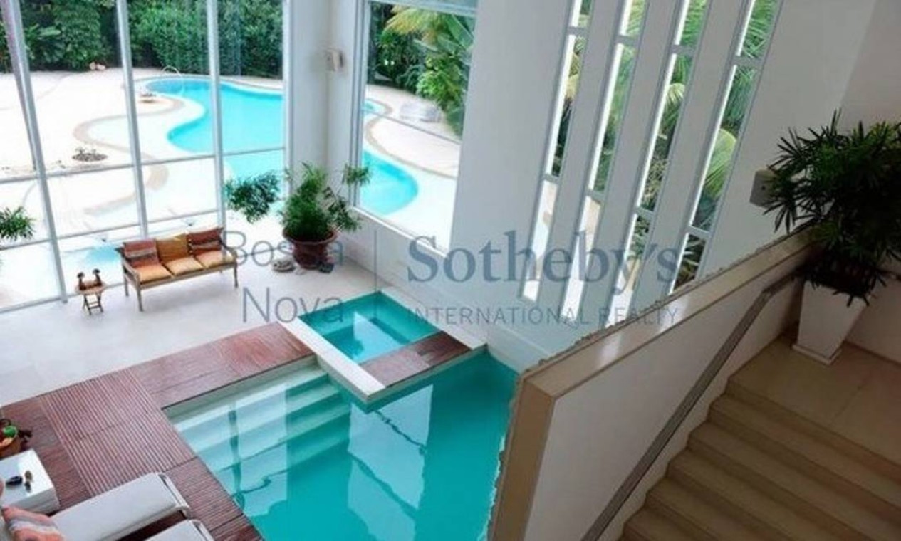 Mansão de Xuxa: piscinas em áreas externa e interna Foto: Divulgação