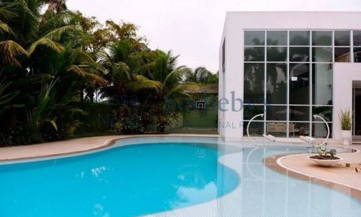 Piscina externa da casa de Xuxa Foto: Divulgação