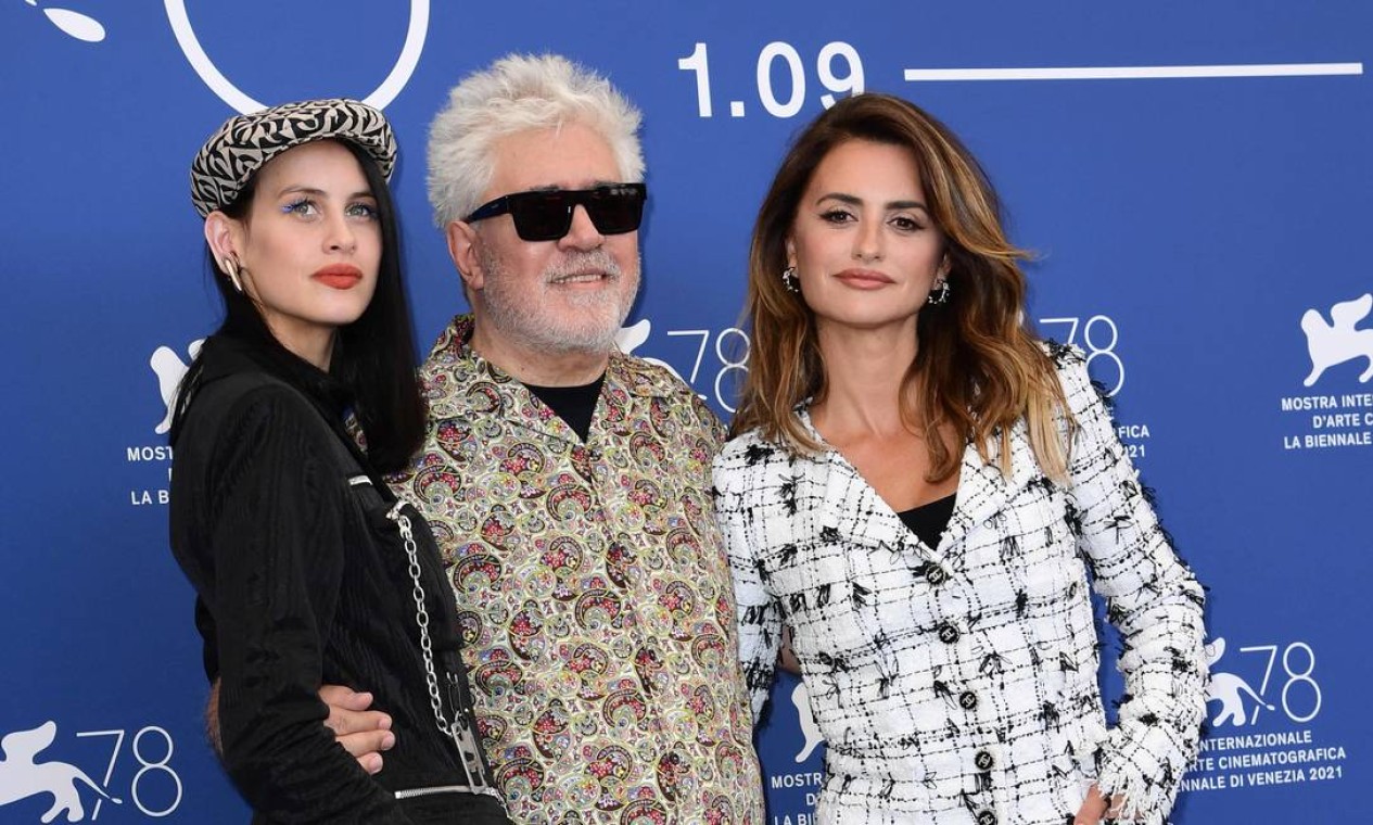 A partir da esquerda: a atriz Milena Smit, o diretor Pedro Almodóvar e a atriz Penélope Cruz na exibição para a imprensa do filme 'Mães Paralelas' Foto: MIGUEL MEDINA / AFP