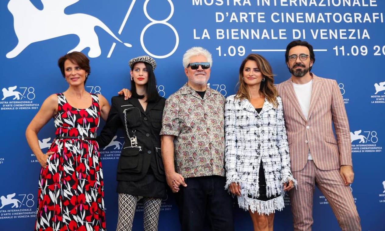 O elenco do novo filme de Pedro Almodóvar, 'Mães Paralelas', no Festival de Cinema de Veneza. A partir da esquerda: as atrizes Aitana Sanchez-Gijon e Milena Smit, o diretor Pedro Almodóvar, a atriz Penélope Cruz e o ator Israel Elejalde Foto: YARA NARDI / REUTERS