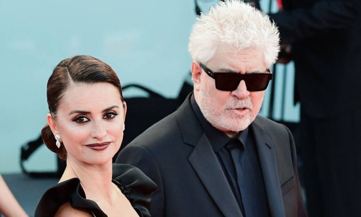 A atriz Penélope Cruz e o diretor Pedro Almodóvar chegam à cerimônia de abertura do Festival de Cinema de Veneza Foto: MIGUEL MEDINA / AFP