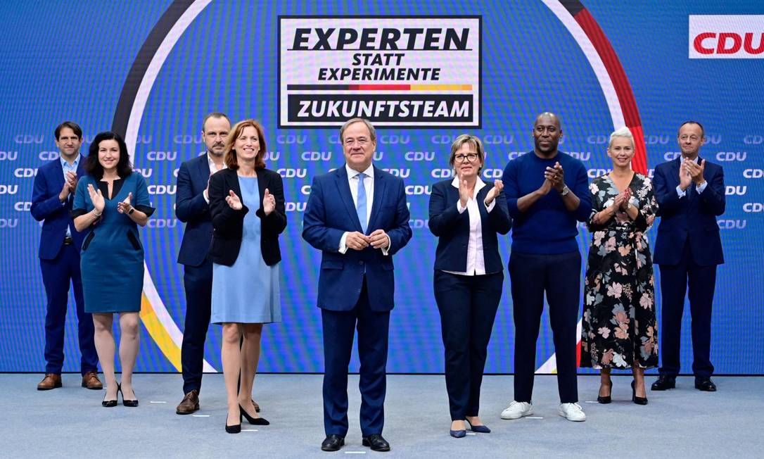 Candidato conservador ao governo da Alemanha, Armin Laschet, ao lado de sua equipe de campanha; da esquerda para a direita: Andreas Jung, Dorothee Baer, Peter Neumann, Karin Prien, Laschet, Barbara Klepsch, Joe Chialo, Silvia Breher e Friedrich Merz Foto: JOHN MACDOUGALL / AFP