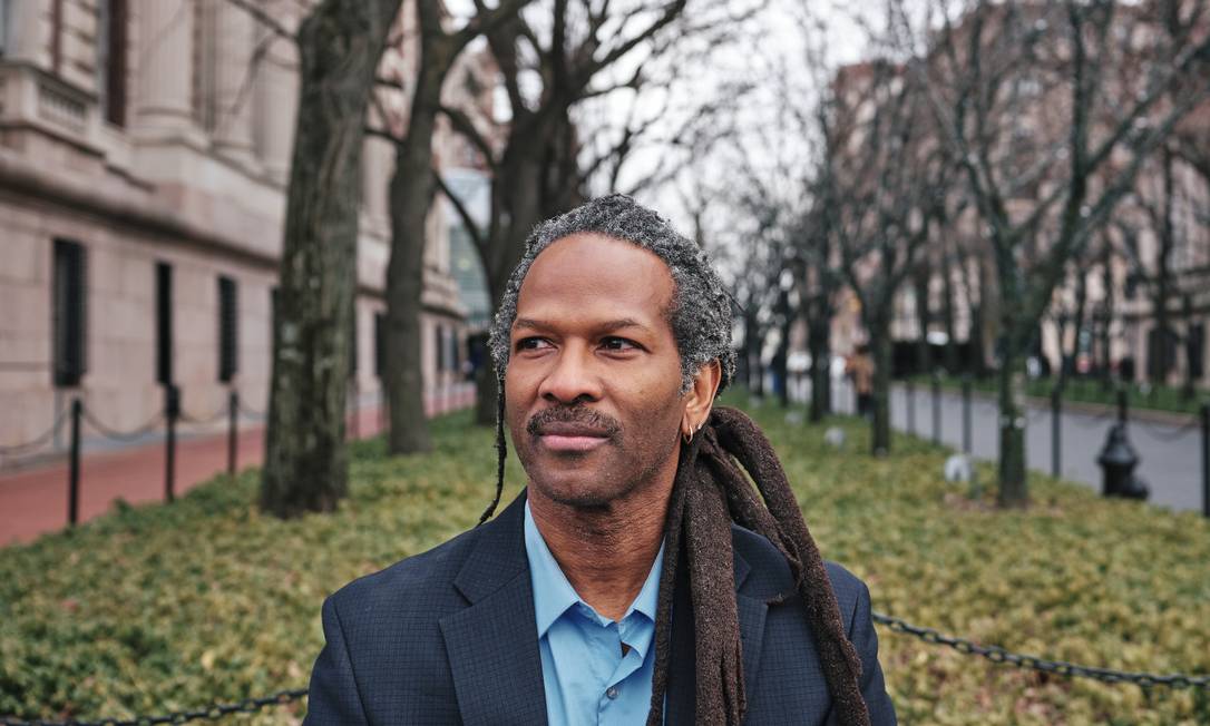 O neurocientista Carl Hart, na Universidade de Columbia Foto: SIMBARASHE CHA / Agência O Globo