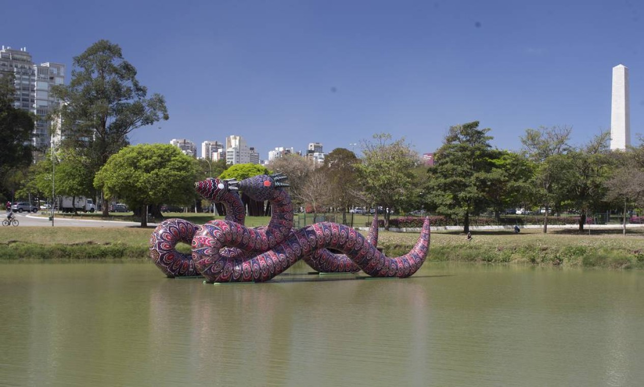 Esculturas infláveis de 17 metros de comprimento de Jaider Esbell, instaladas no lago do Ibirapuera Foto: Edilson Dantas / Agência O Globo