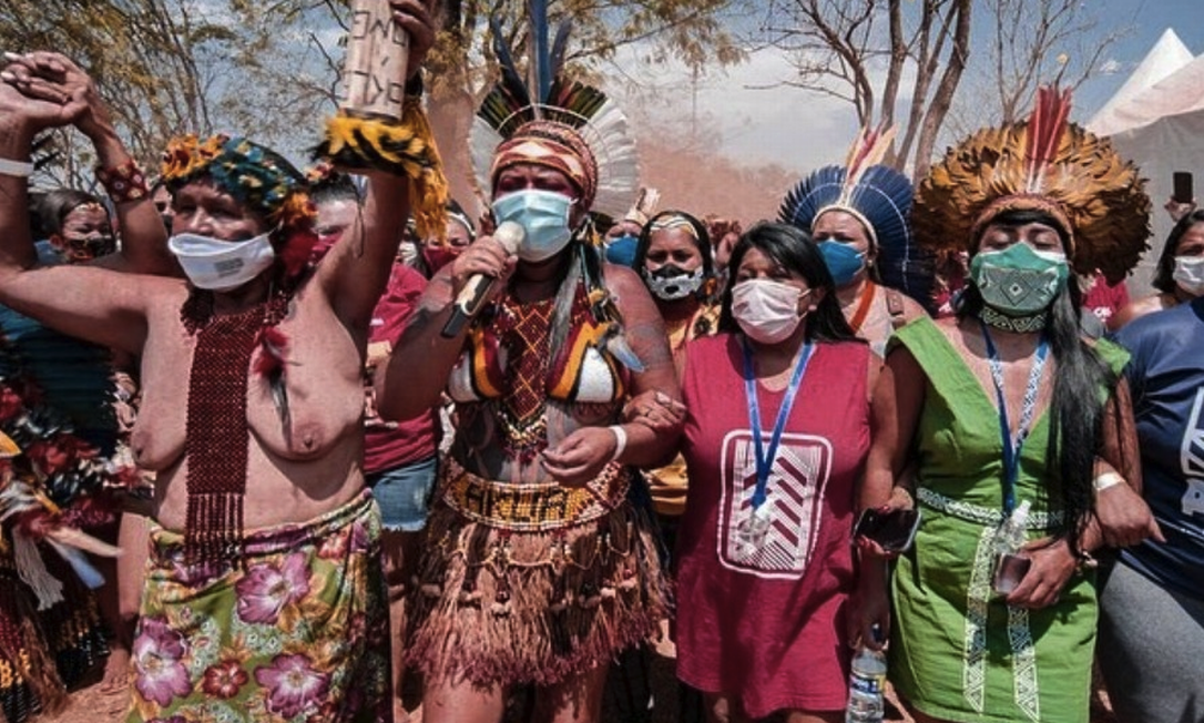 Mulheres indígenas de 150 etnias diferentes se uniram a acampamento contra o 'marco temporal' em Brasília Foto: Eric Marky / Reprodução / Mídia Índia
