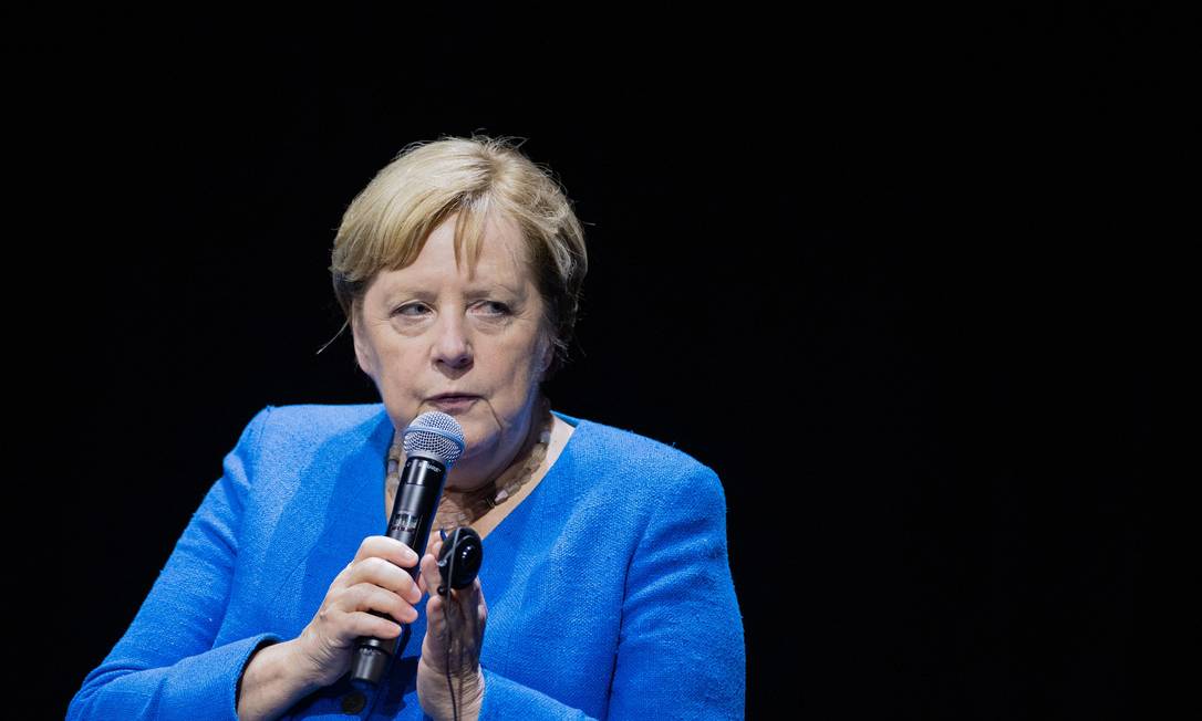 A chanceler alemã Anglea Merkel durante um painel com a escritora nigeriana Chimamanda Ngozi Adichie Foto: ROLF VENNENBERND / AFP