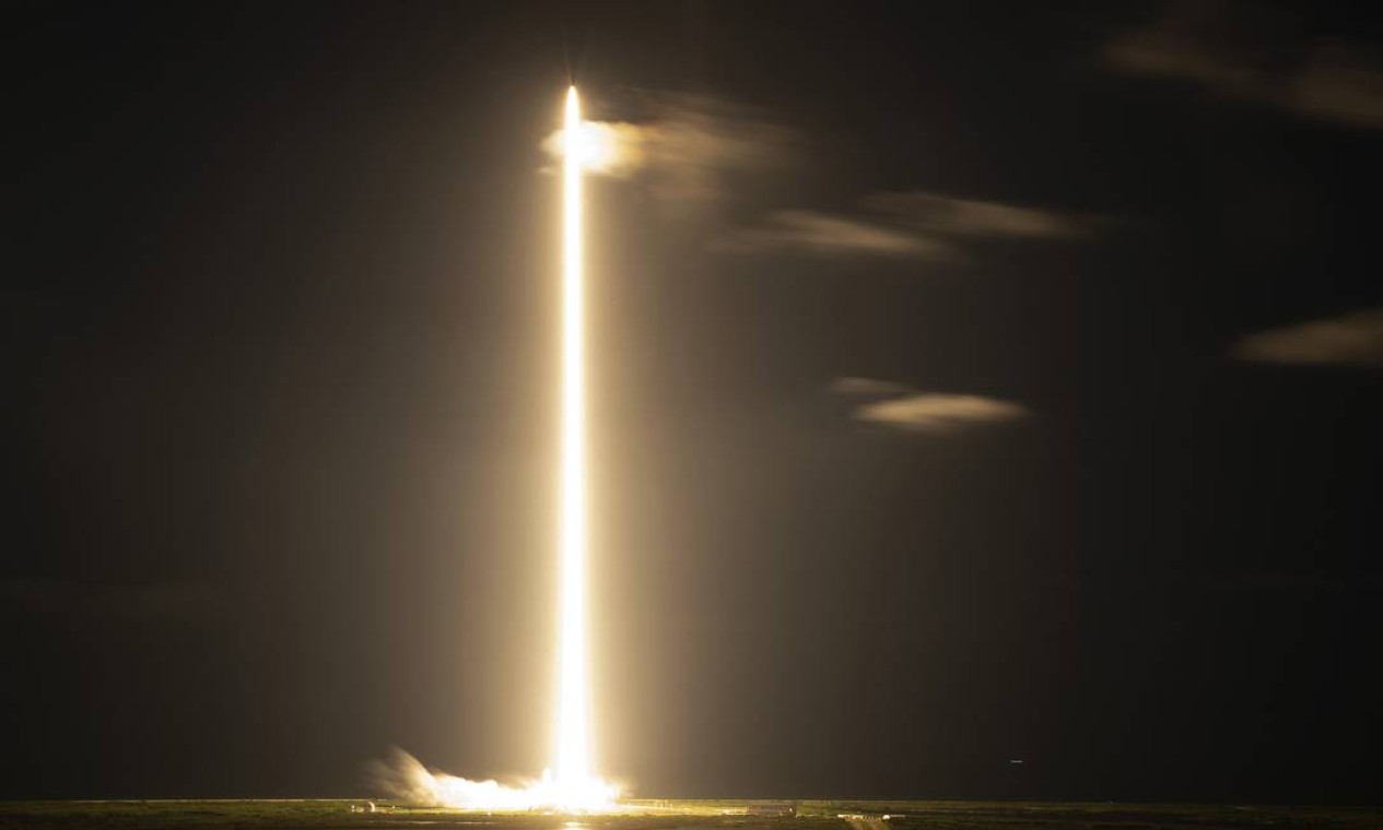 Foto de longa exposição mostra mostra o rastro de luz do lançamento cápsula Crew Dragon, da Space X, que aconteceu do Cabo Canaveral, na Flórida Foto: Joe Raedle / AFP