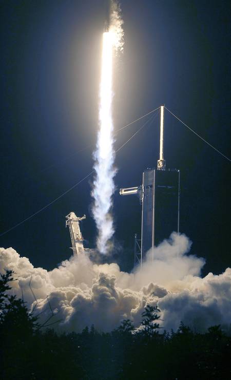 Sucesso da missão coloca Elon Musk, o bilionário dos carros Tesla, na frente da corrida espacial com a Blue Origin, de Jeff Bezos, e a Virgin Galactic, de Richard Branson. Foto: Joe Raedle / AFP