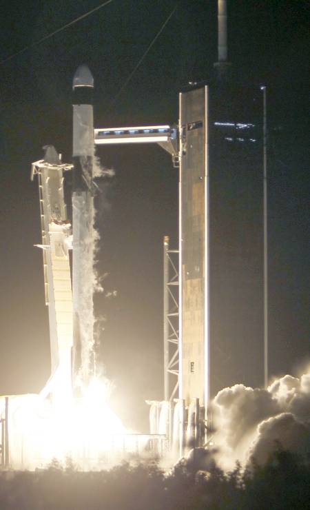 Momento da decolagem da Space X, no Cabo Canaveral, Flórida Foto: JOE RAEDLE / AFP