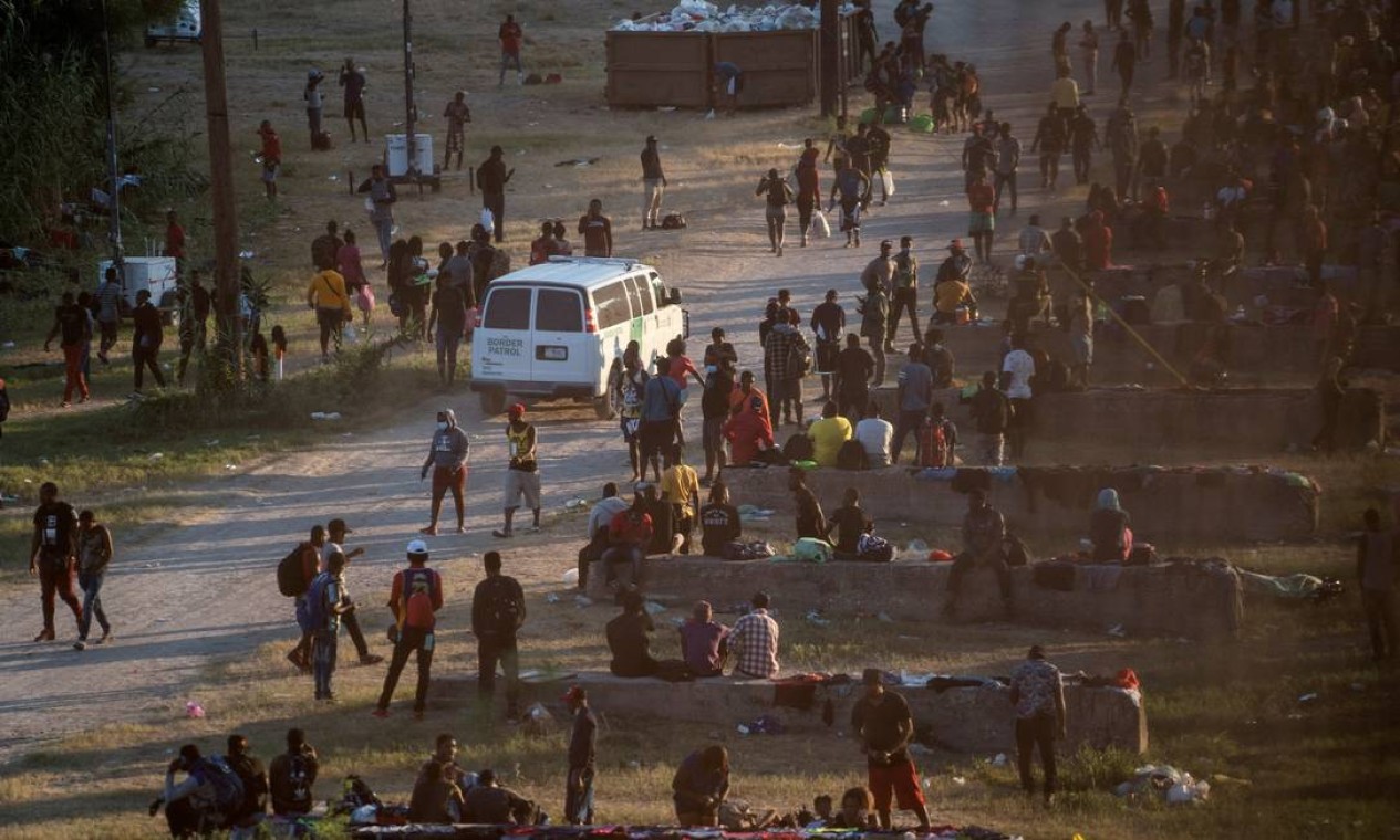 Grupo de imigrantes descansam perto da Ponte Internacional entre México e EUA enquanto esperam para serem processados, em Del Rio, Texas, EUA Foto: GO NAKAMURA / REUTERS - 16/09/2021