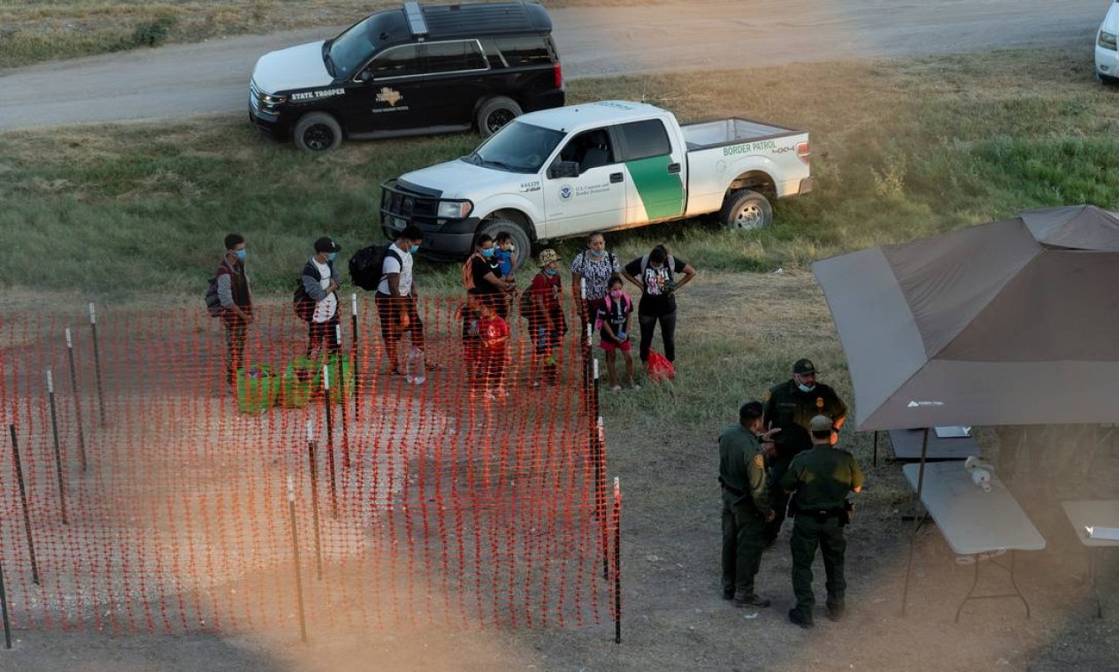 A Patrulha de Fronteira dos EUA enviou reforços a Del Rio, por receio que mais imigrantes possam atravessar a fronteira nos próximos dias Foto: GO NAKAMURA / REUTERS