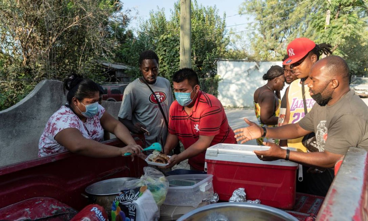 compram comida de um vendedor de rua perto da Ponte Internacional entre o México e os EUA, em Ciudad Acuna, México, Foto: GO NAKAMURA / REUTERS