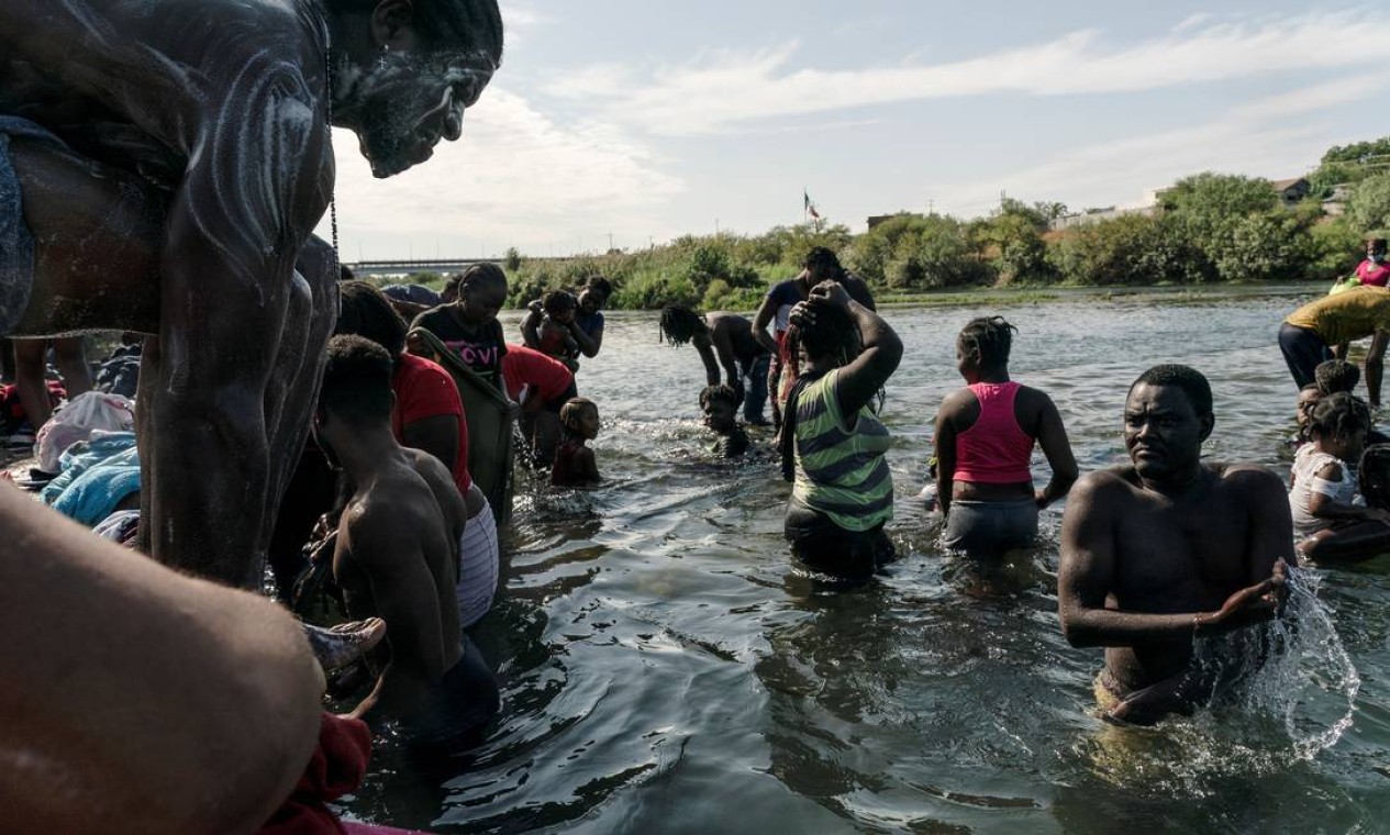 Milhares de imigrantes estão dormindo ao ar livre e carecem de serviços básicos em Del Rio Foto: GO NAKAMURA / REUTERS