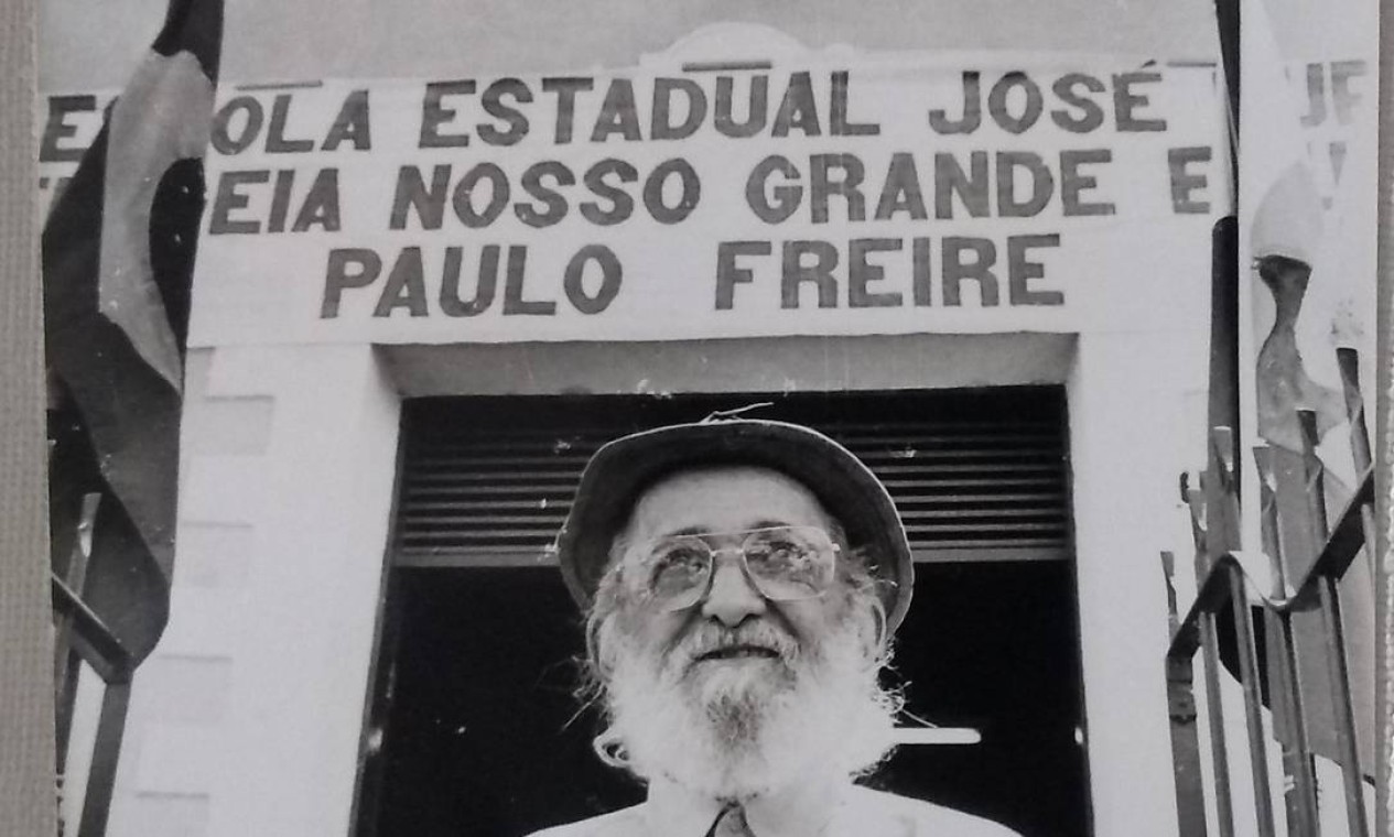 Paulo Freire em 1993 em Angicos (RN), onde ele aplicara seu método de alfabetização no início dos anos 1960 Foto: Reprodução / Divulgação
