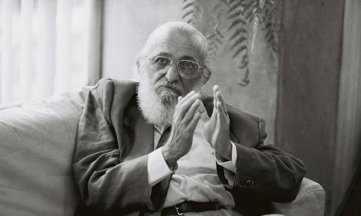 Paulo Freire em entrevista à TV francesa em 1990 Foto: Maurício Novaes / Dilvugação