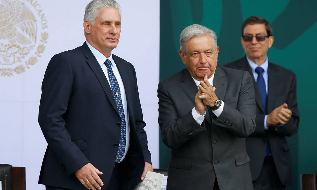 Presidente do México, Andrés Manuel López Obrador (D) aplaude o presidente cubano, Miguel Díaz-Canel (E), após discurso durante a cerimônia dque marcou os 200 anos da independência do México Foto: GUSTAVO GRAF MALDONADO / REUTERS