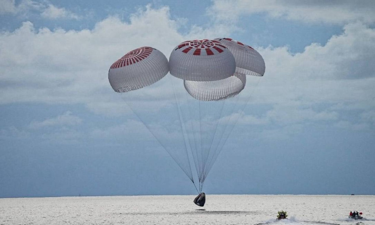 Nave da SpaceX toca no Oceano Atlântico exatamente no horário previsto, às 20h06 Foto: Reprodução/SpaceX