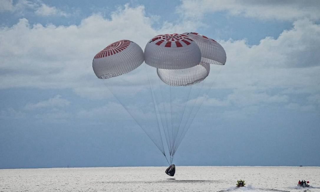 Nave toca no Oceano Atlântico exatamente no horário previsto, às 20h06 Foto: Reprodução/SpaceX