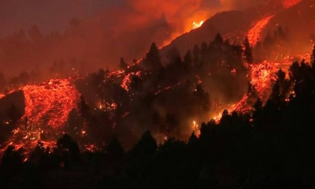 A lava jorra de um vulcão no parque nacional Cumbre Vieja em El Paso, nas ilhas Canárias de La Palma Foto: REUTERS