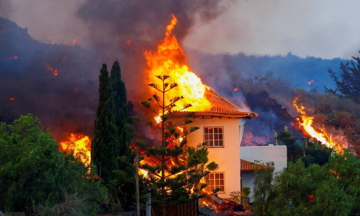 Erupção do vulcão no parque nacional Cumbre Vieja em Los Llanos de Aridane, nas ilhas Canárias de La Palma, causa estragos nos arredores Foto: BORJA SUAREZ / REUTERS