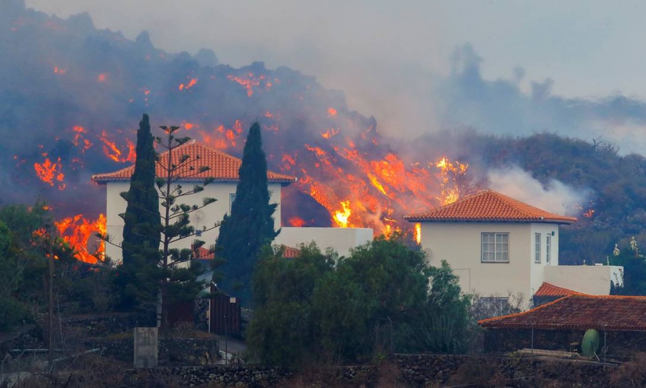 Vulcão nas Ilhas Canárias já destruiu 100 casas em La Palma, que vê situação 'devastadora' Foto: BORJA SUAREZ / REUTERS