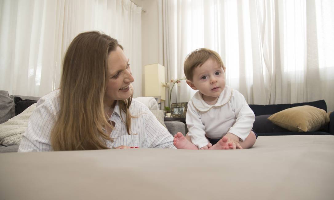 A engenheira Carla Rosa, de 41 anos, que teve seu fillho Leonardo, de sete meses, em meio a uma das quarentenas do último ano Foto: Edilson Dantas / Agência O Globo