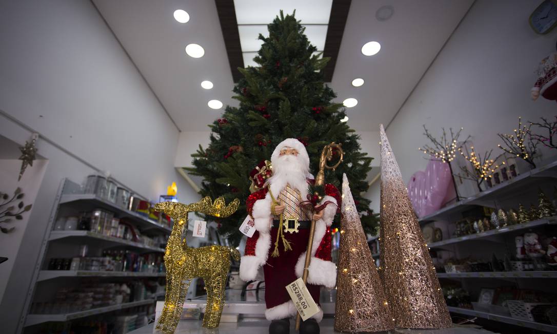 Então é Natal. Enfeites e Papai Noel nas prateleiras da Dora Presentes, na Saara Foto: Maria Isabel Oliveira