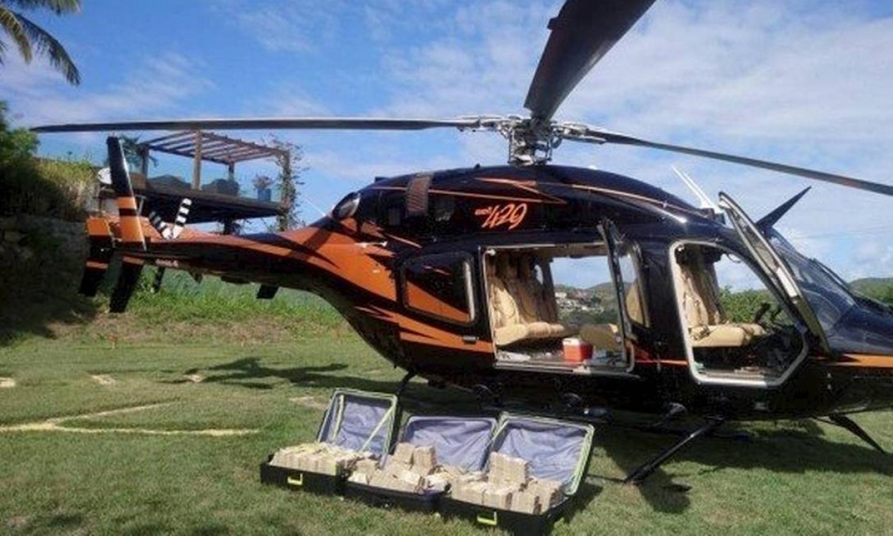 A Polícia Federal afirma que R$ 7 mi encontrados em helicóptero, em Búzios, era de Glaidson Acácio e era oriundo de lavagem de dinheiro. Dinheiro estava escondido em três malas e seria levado para São Paulo Foto: Agência O Globo