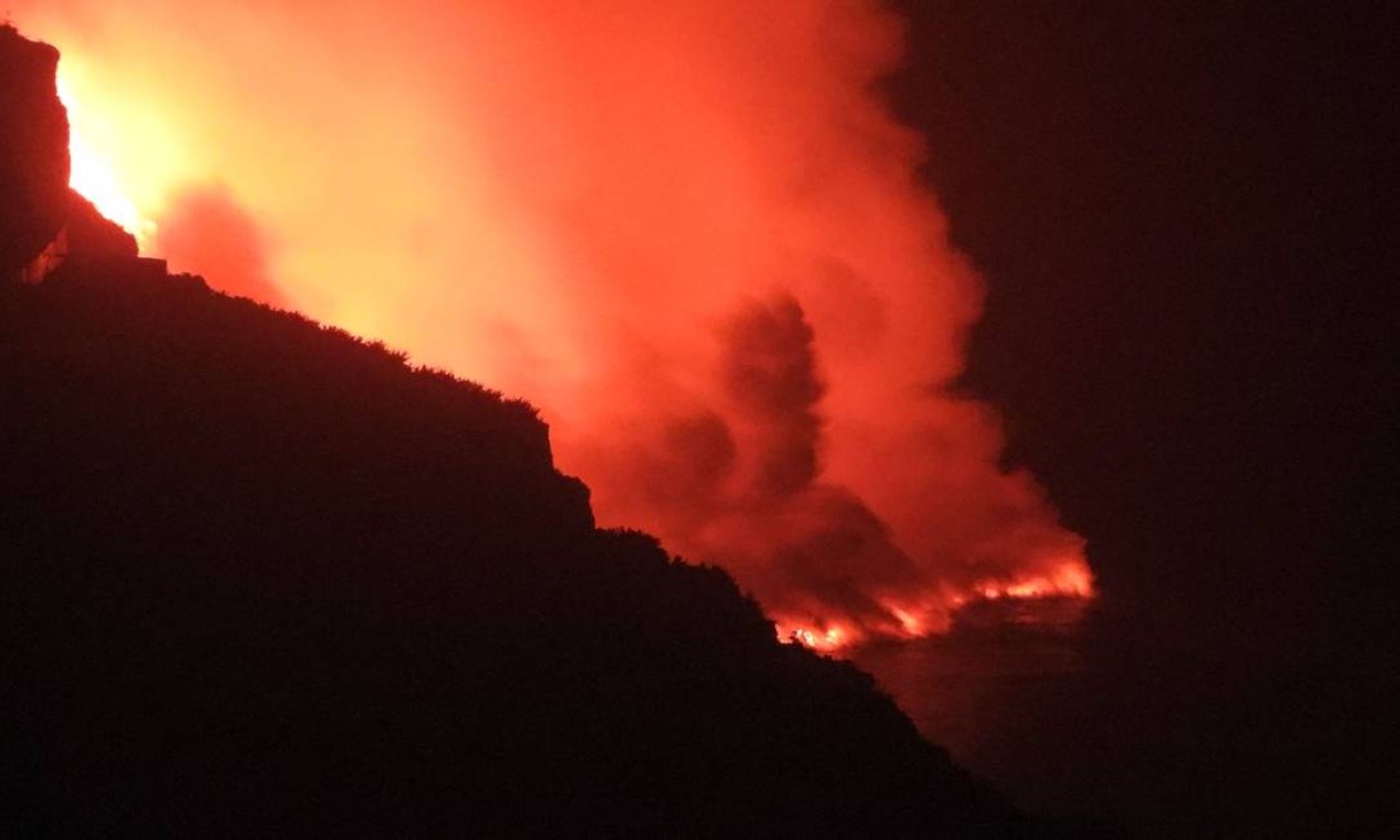 Segundo o programa europeu de satélites Copernicus, a lava destruiu em 10 dias de erupção 656 casas e afetou 744 construções Foto: SUNSETS SWEDEN / AFP