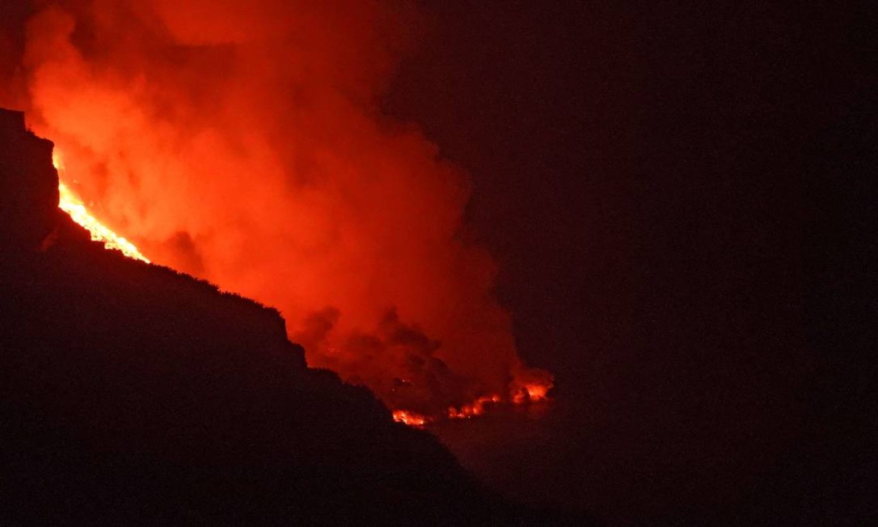 Nuvens de vapor foram vistas quando o magma entrou em contato com a água, o que suscitou preocupações acerca da liberação de gases tóxicos e reações químicas que podem irritar os olhos e a pele, além de prejudicar a respiração Foto: SUNSETS SWEDEN / AFP