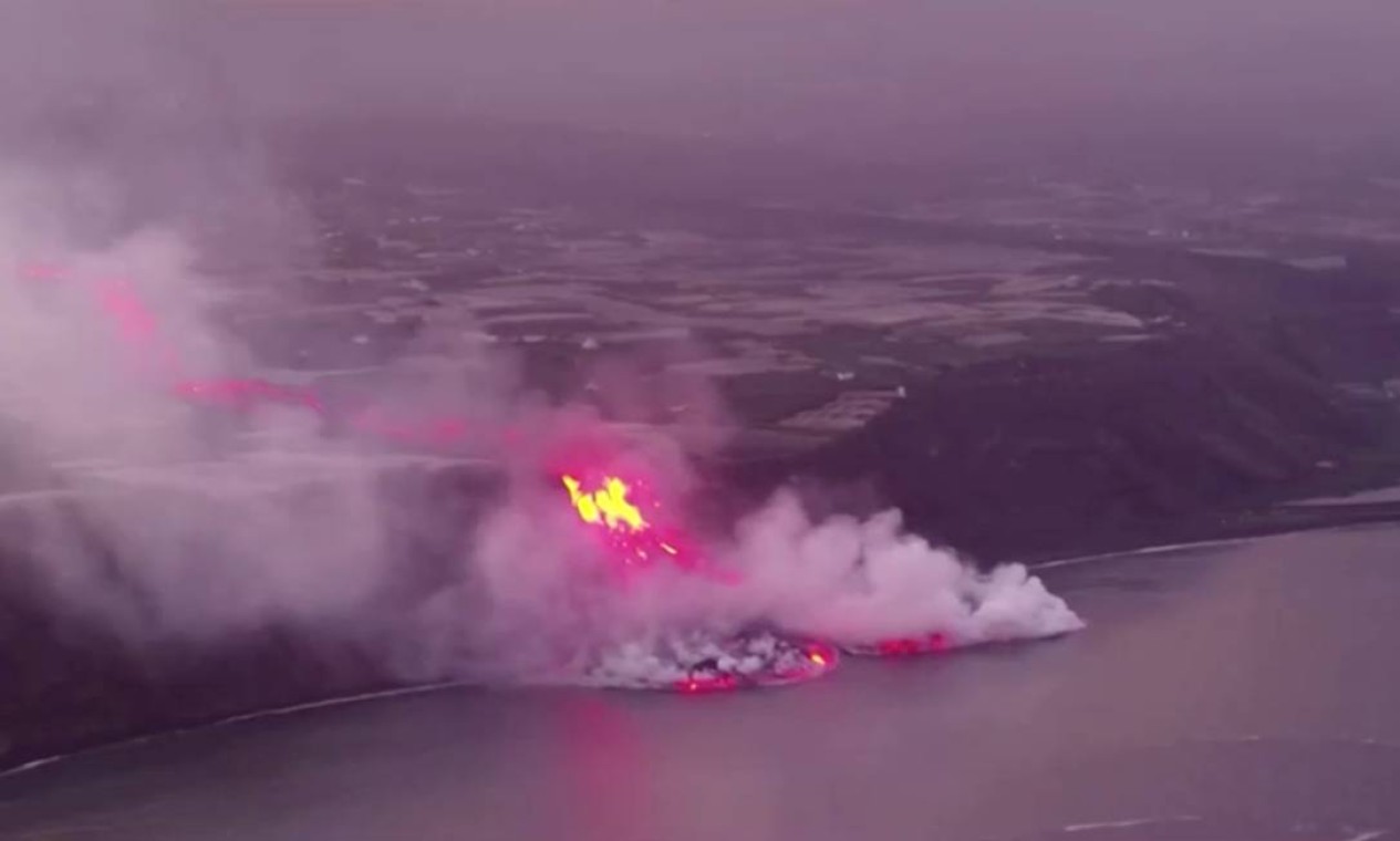 Apesar dos temores, a qualidade do ar ainda não afetada pela erupção do Cumbre Vieja e é perfeitamente respirável, de acordo com as autoridades Foto: REUTERS TV / REUTERS