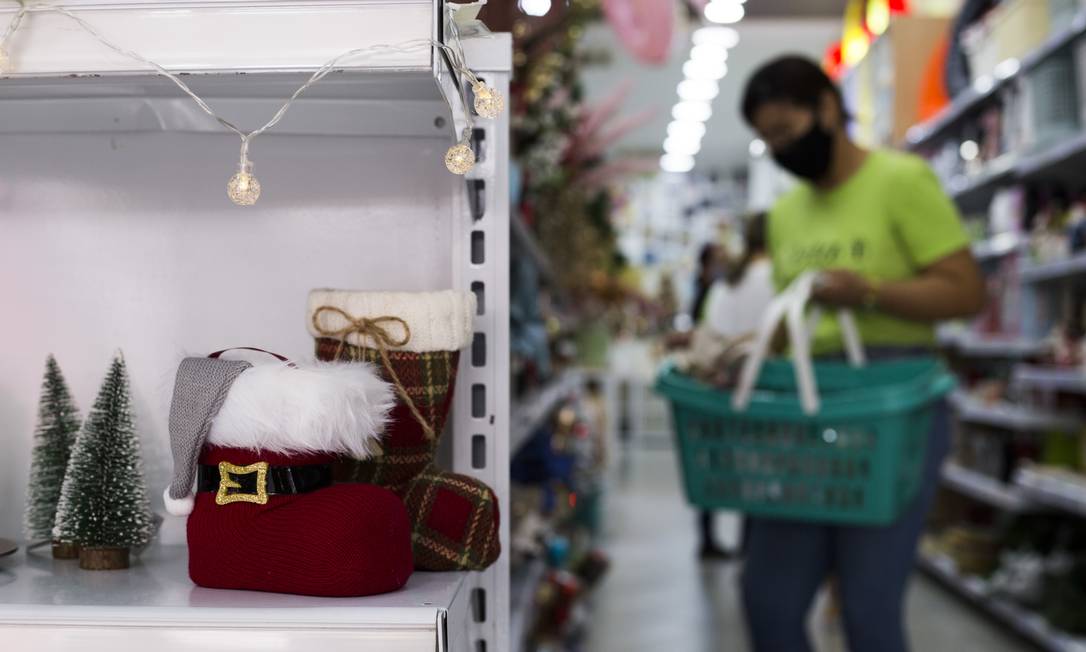 Diante do gargalo no frete maritimo, o comércio tenta antecipar encomendas e buscar saídas para ter prateleiras cheias no Natal Foto: Maria Isabel Oliveira / Agência O Globo