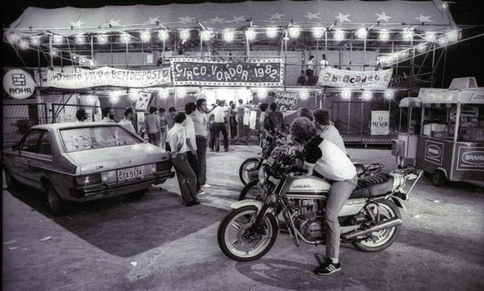 Em janeiro de 1982, uma lona azul e branca foi fincada no Arpoador, uma ponta de Ipanema. Surgia ali o Circo Voador e, com ele, um levante artístico, cujo legado se espraia até hoje. Foto: Rogério Reis / Divulgação