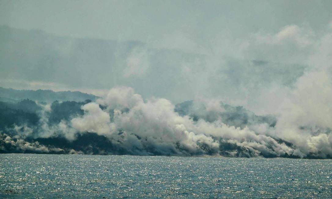 Lava está arrasando a praia Los Guirres, conhecida por sua 'onda perfeita' em La Palma Foto: SUNSETS SWEDEN / AFP