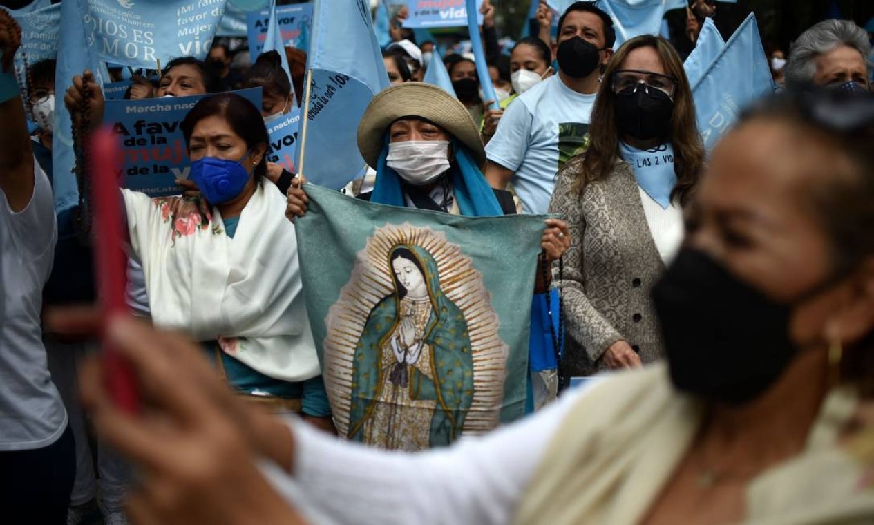 Devotas usam imagem da Virgem Guadalupe para protestar contra a legalização do aborto, a caminho do Paseo Reforma, na Cidade do México Foto: RODRIGO ARANGUA / AFP