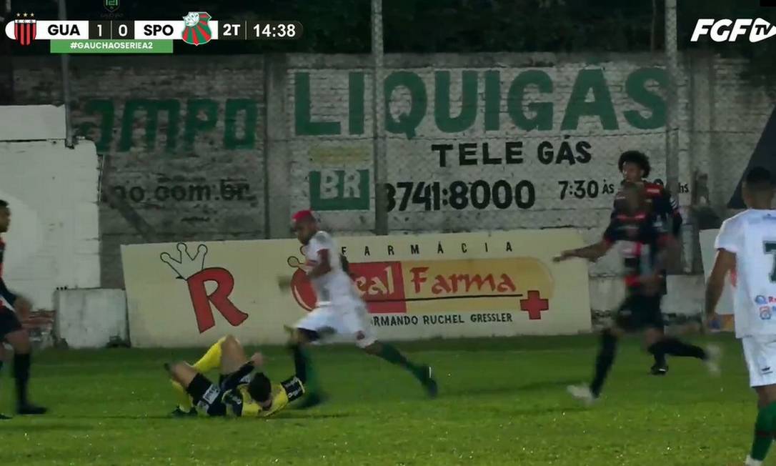 Jogador Willian Ribeiro chuta cabeça de árbitro em jogo da segunda divisão do Campeonato Gaúcho Foto: Reprodução