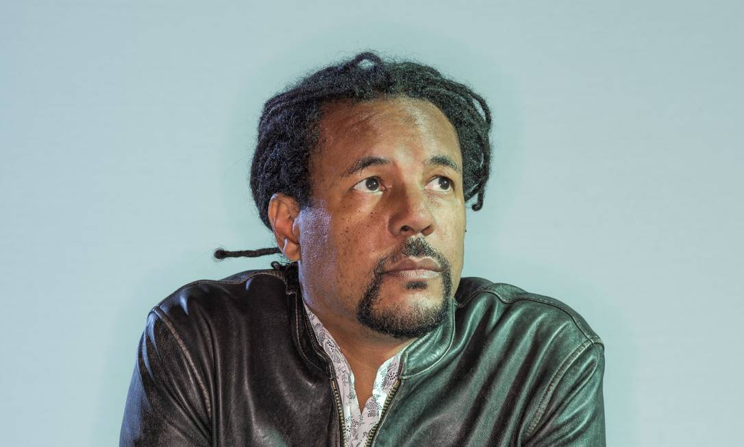 O escritor americano Colson Whitehead: "Meus livros ficaram conhecidos e fui escalado para o papel de ‘negro que explica a cultura negra para os brancos’. É muito chato" Foto: Chris Close / Divulgação