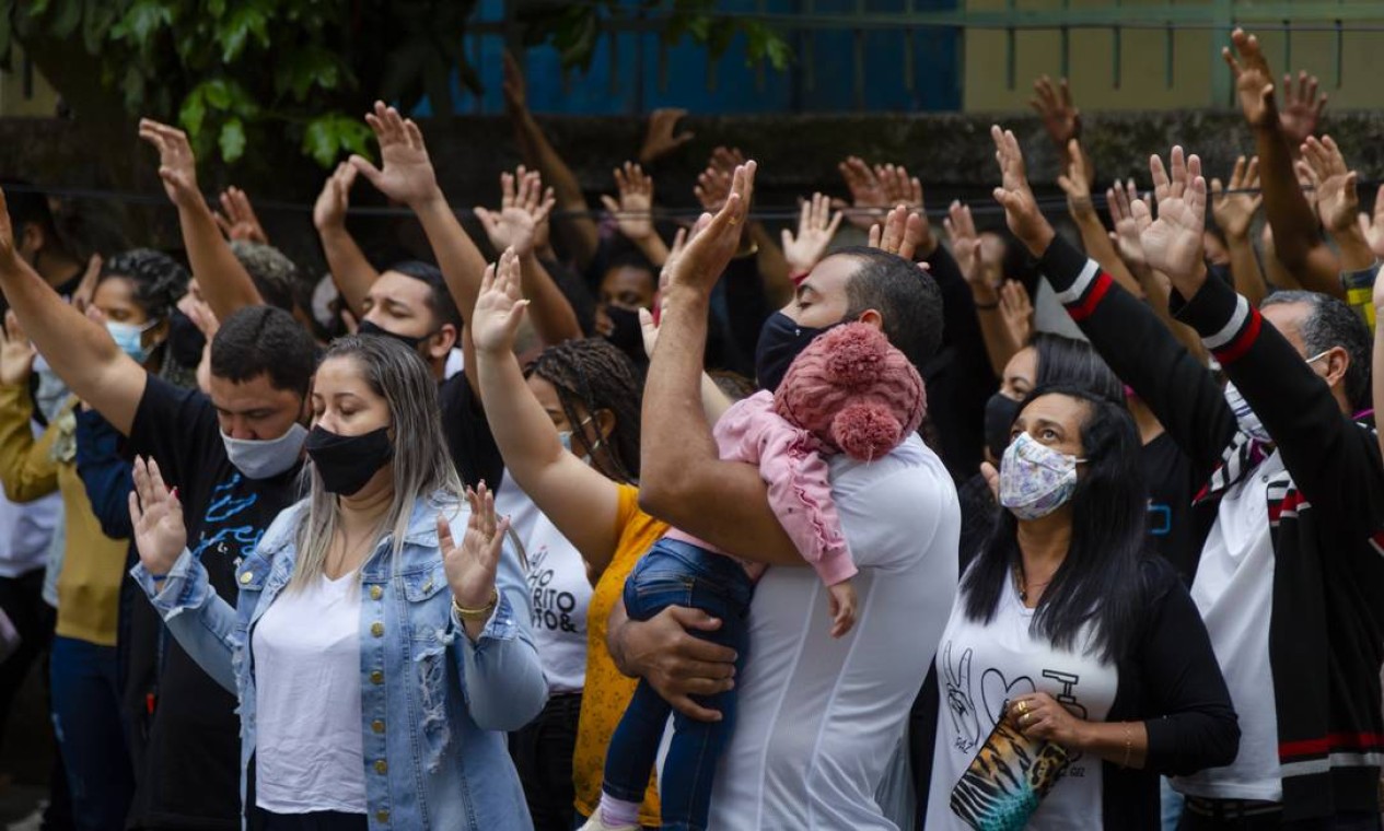 Manifestação de fiéis da igreja de Vinicius em frente à penitenciária onde estava o jovem Foto: Leo Martins / Agência O Globo