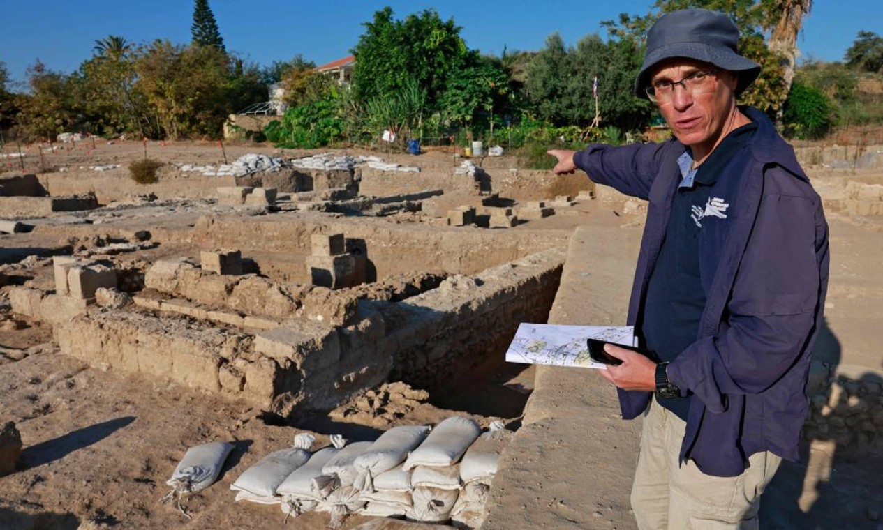 O arqueólogo Elie Haddad, da Autoridade de Antiguidades de Israel, apresenta espaço para a produção de vinhos descoberto no país Foto: MENAHEM KAHANA / AFP