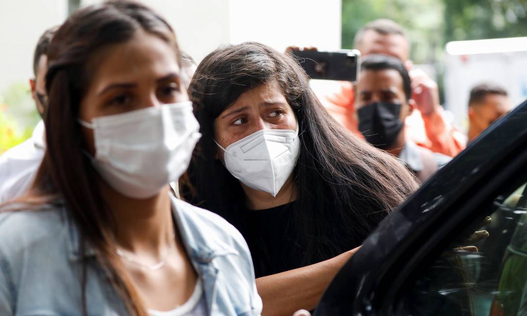 Margareth e Andreína Baduel, filhas de Raúl Baduel, chegam para sepultamendo do pai, em Caracas Foto: LEONARDO FERNANDEZ VILORIA / REUTERS