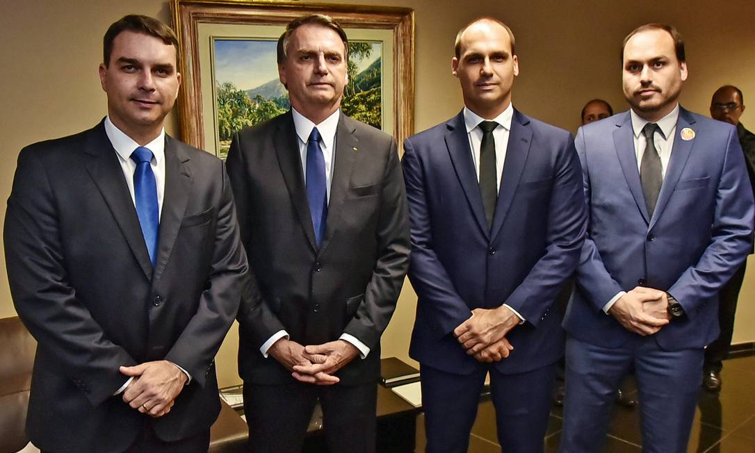 Flávio, Jair, Eduardo e Carlos Bolsonaro durante a eleição de 2018 Foto: Tribunal Superior Eleitoral