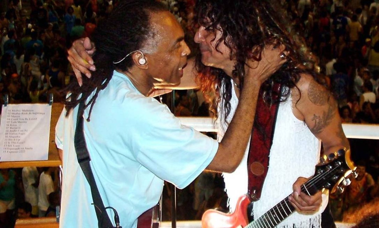 Luiz Caldas e Gilberto Gil divivindo o trio em 2012 Foto: Arquivo